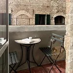 公寓 La Loggia Di Portica Residenza Storica Nel Centro Di 阿西西